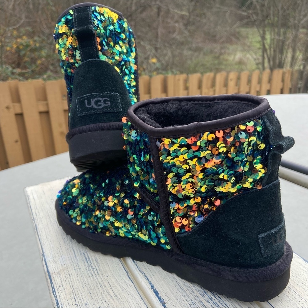 UGG Classic Short Sequin Boots | Youth 5 (Women’s 7)